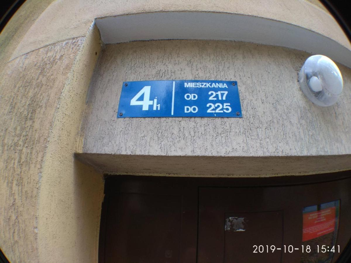 2120 Przyjazni 4 - Tanie Pokoje - Samodzielne Zameldowanie - Self Check In Poznan Bagian luar foto