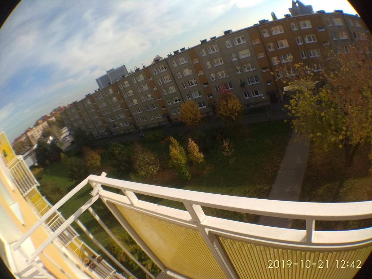 2120 Przyjazni 4 - Tanie Pokoje - Samodzielne Zameldowanie - Self Check In Poznan Bagian luar foto